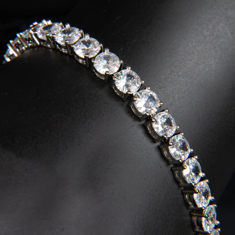 Diamond tennis bracelet with round brilliant cut stones set in a line.