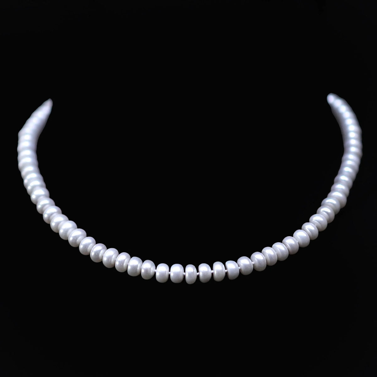 Pearl necklace with uniformly sized round beads.