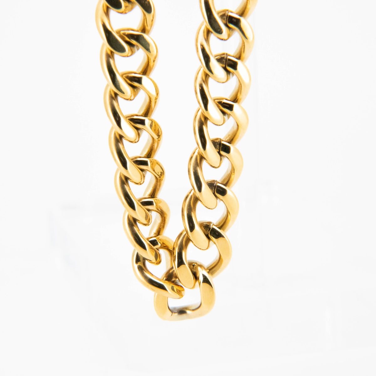 Gold chain with interlocking links.