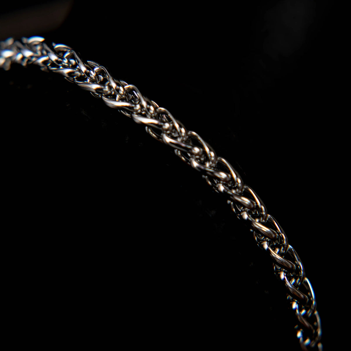 Silver metal chain with interlocking links.