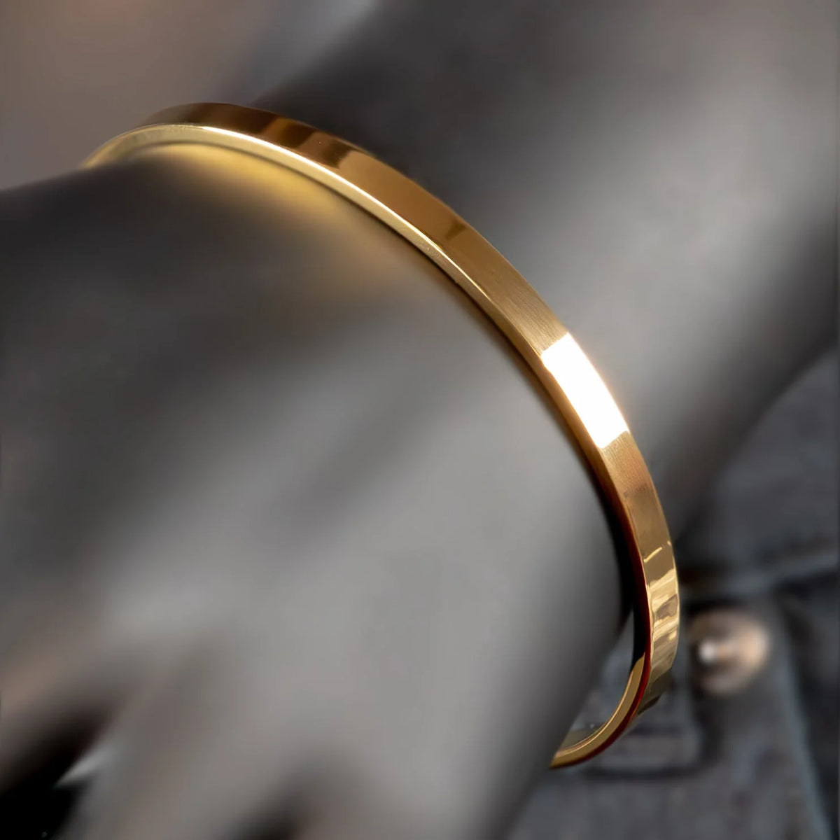 Gold wedding band or simple gold ring.